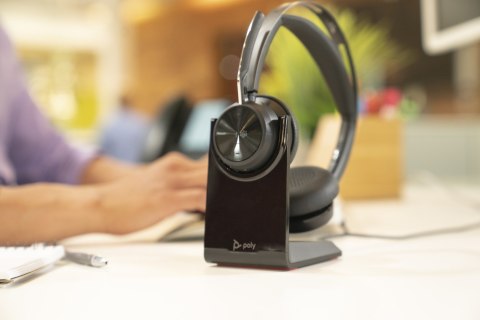 POLY Zestaw słuchawkowy Voyager Focus 2 z certyfikatem Microsoft Teams USB-C-C + przejściówka USB-C/A + podstawka ładująca POLY Zestaw słuchawkowy Voyager Focus 2 z certyfikatem Microsoft Teams USB-C-C + przejściówka USB-C/A + podstawka ładująca