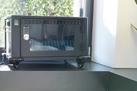 Szafa mobilna DIGITUS na kółkach do ładowania notebooków/tabletów do 14" Szafa mobilna DIGITUS na kółkach do ładowania notebooków/tabletów do 14"