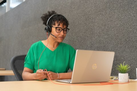 POLY Zestaw słuchawkowy Blackwire 8225 Stereo USB-C z certyfikatem Microsoft Teams + przejściówka USB-C/A POLY Zestaw słuchawkowy Blackwire 8225 Stereo USB-C z certyfikatem Microsoft Teams + przejściówka USB-C/A