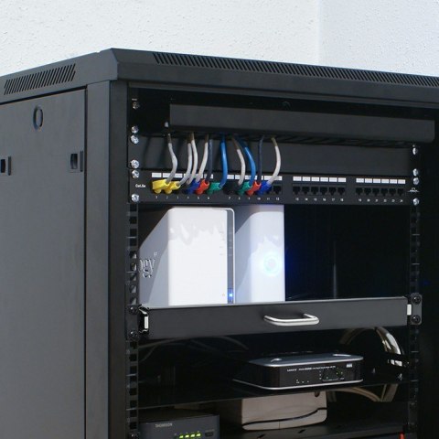 QOLTEC PÓŁKA Z UCHWYTEM DO SZAFY RACK | 600*600 | WYSUWANA | CZARNA