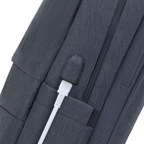 RIVACASE PLECAK NA LAPTOP 17,3" PRATER, 20L, CIEMNOSZARY, ANTYKRADZIEŻOWY, MATERIAŁ WODOODPORNY, PRZELOTKA USB