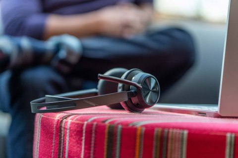 POLY Zestaw słuchawkowy Voyager Focus 2 z certyfikatem Microsoft Teams USB-C-C + przejściówka USB-C/A